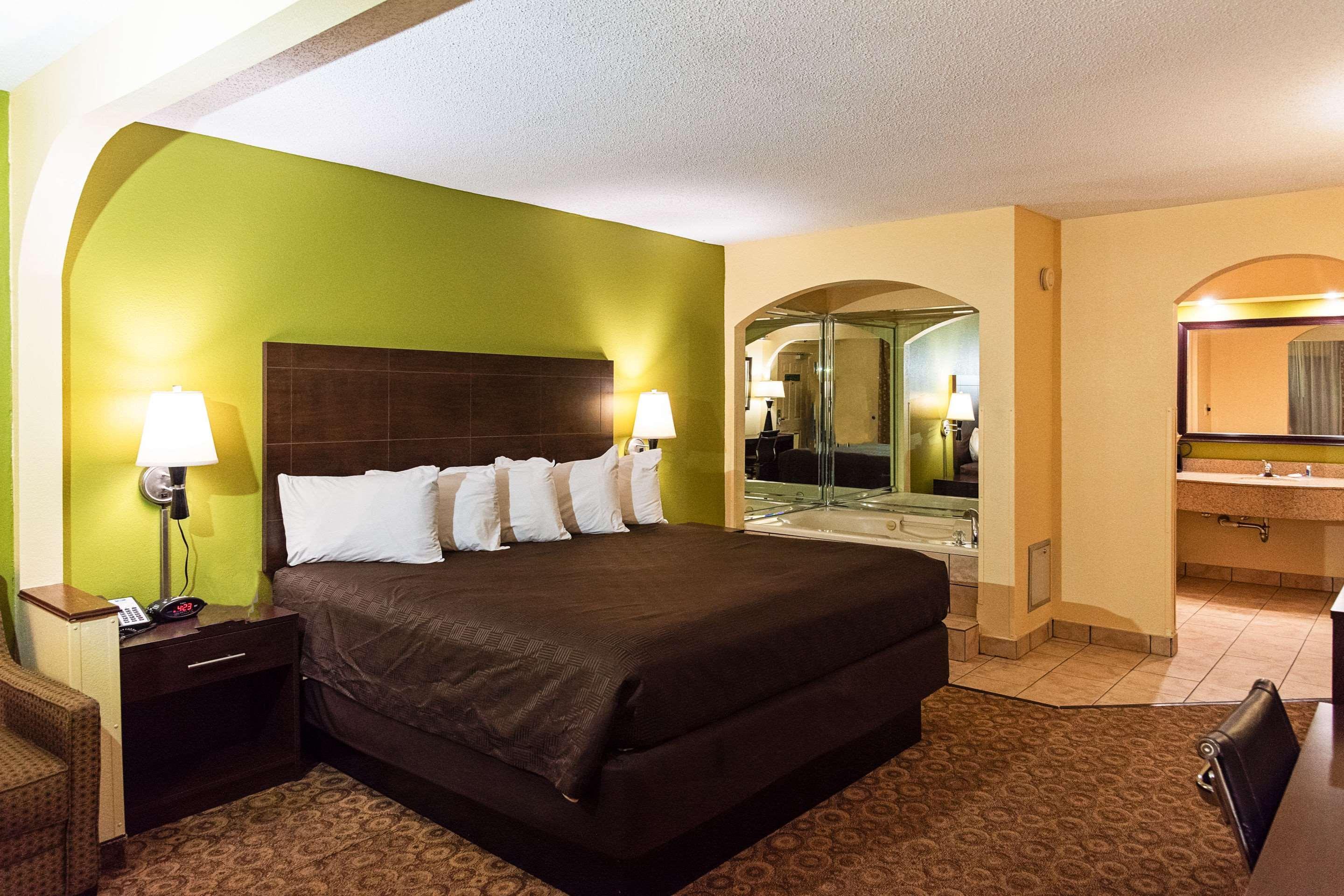 Rodeway Inn & Suites Clarksville Exterior foto