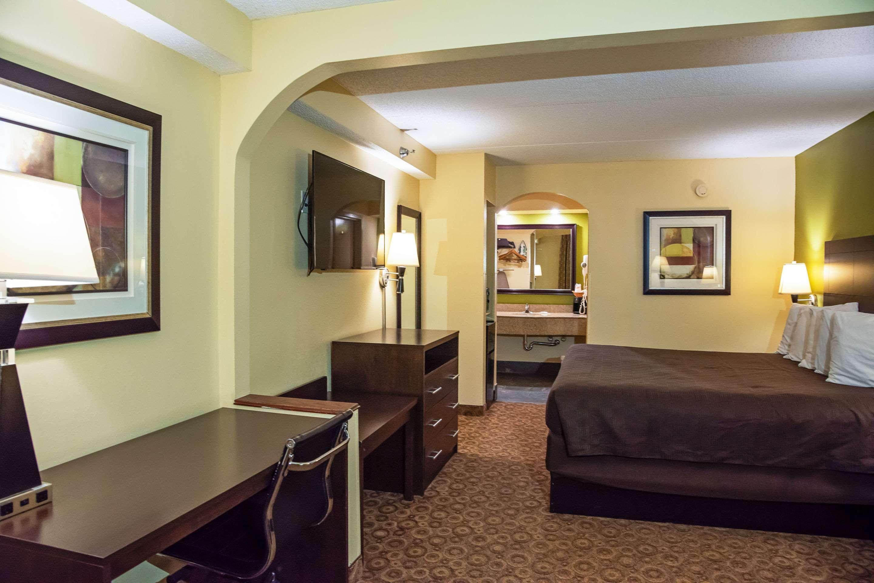 Rodeway Inn & Suites Clarksville Exterior foto