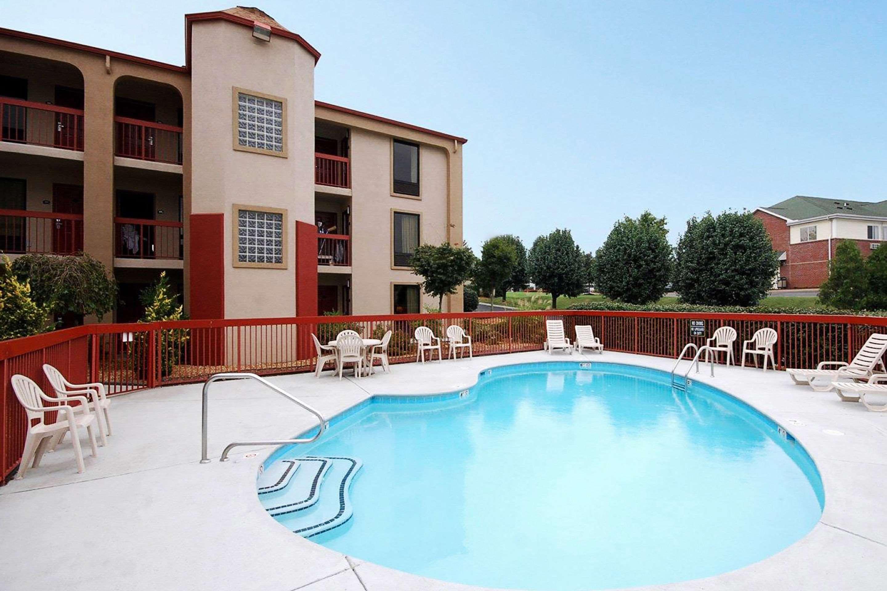 Rodeway Inn & Suites Clarksville Exterior foto